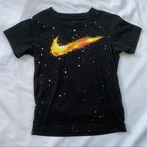 Boys NIKE Fire Swoop T-Shirt EUC Size 7